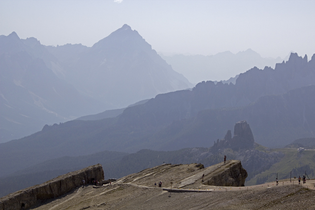 2011-08-22_08-37-02 cadore.jpg - Blick von Lagazuoi zum Monte Antelao, vorn die Cinque Torri